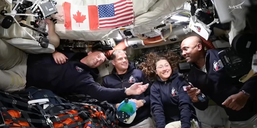 "Artemis 2" misijas komandu veido trīs amerikāņu un viens kanādiešu astronauts. Viņi ir pirmie cilvēki, kas dodas lidojumā apkārt Mēnesim kopš NASA Mēness programmas noslēgšanas 1972. gadā.