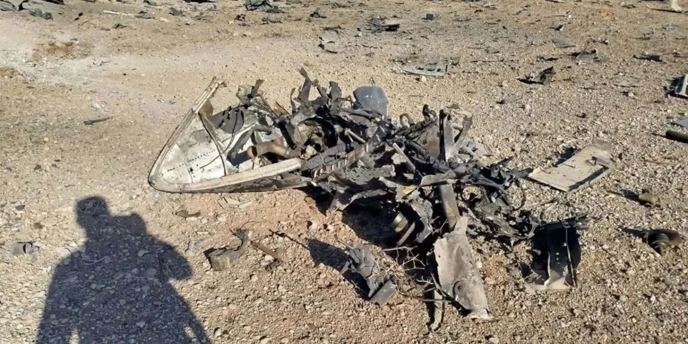 2026. gada 5. aprīlis. Irānas Revolucionāro gvardu korpuss rāda Irānas centrālajā daļā notriektā un avarējušā lidaparāta atlūzas un paliekas.