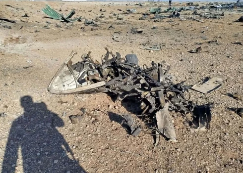 2026. gada 5. aprīlis. Irānas Revolucionāro gvardu korpuss rāda Irānas centrālajā daļā notriektā un avarējušā lidaparāta atlūzas un paliekas.