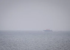 Vai Baltijas jūrā aizturētais sankcijām pakļautais tankkuģis izraisīja naftas noplūdi? Zviedrija pieņēmusi lēmumu