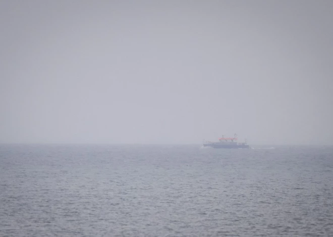 Vai Baltijas jūrā aizturētais sankcijām pakļautais tankkuģis izraisīja naftas noplūdi? Zviedrija pieņēmusi lēmumu