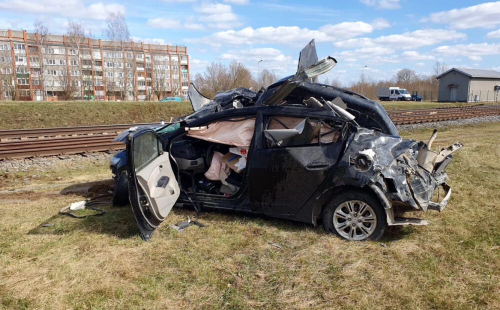Publiskots video ar traģisko vilciena un auto sadursmes brīdi Daugavpilī