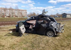Publiskots video ar traģisko vilciena un auto sadursmes brīdi Daugavpilī