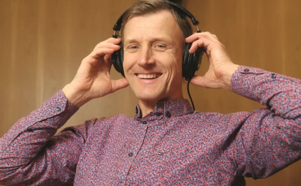 Radio personība Aidis Tomsons pārsteidz ar negaidītu video: viņš ķēries pie dziedāšanas