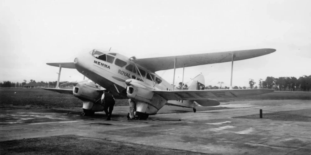 Летом 1937 года в Латвии состоялся первый гражданский пассажирский рейс из Риги в Лиепаю на самолете DH-89 Dragon Rapide.