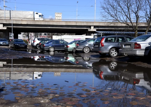 Rīgā briest būtiskas izmaiņas stāvvietu regulējumā. 