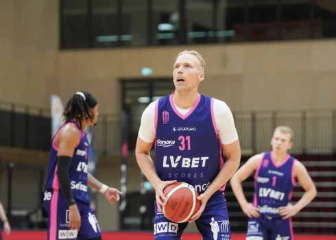 "Rīgas zeļļi" Eiropas Ziemeļu basketbola līgas ceturtdaļfināla pirmajā mačā zaudē ar viena punkta starpību. 