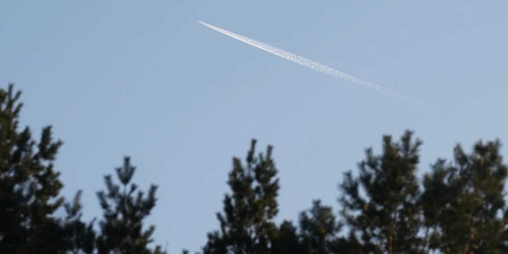 Lidmašīna debesīs.