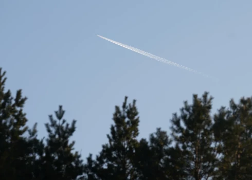 Lidmašīna debesīs.