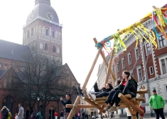 ФОТО: качели, воздушные змеи и народные забавы - как в Риге отметили первый день Пасхи