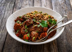 Недорогой и сытный ужин на каждый день: гречка с курицей и быстрым соусом