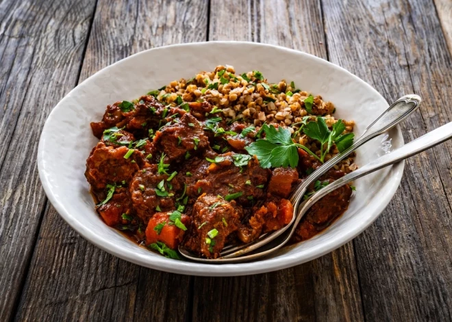 Недорогой и сытный ужин на каждый день: гречка с курицей и быстрым соусом