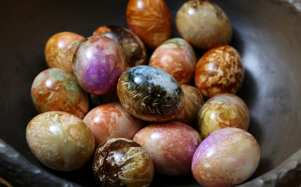 Cik dienas drīkst glabāt un lietot uzturā Lieldienās neapēstās vārītās olas?