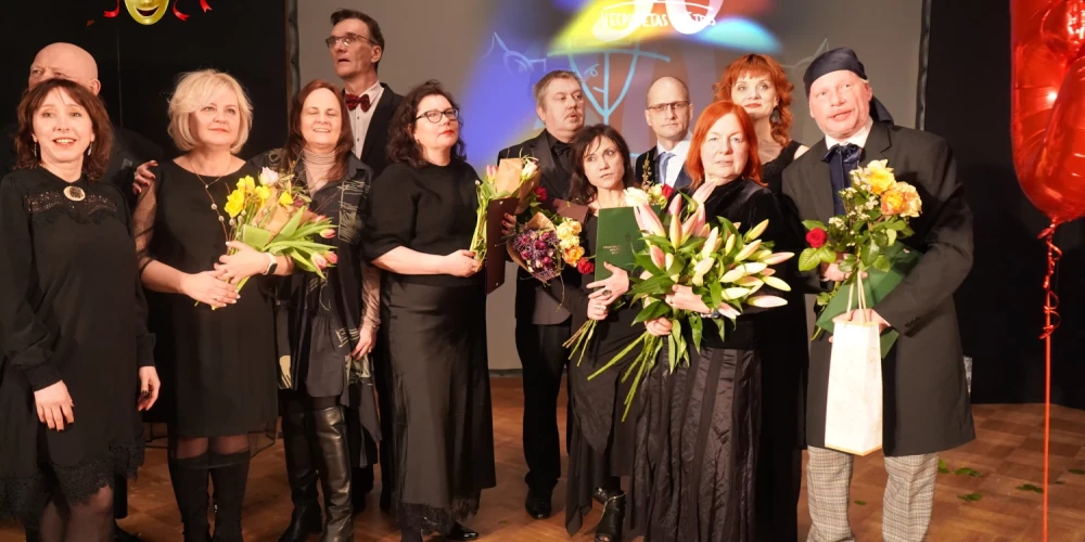 Vecpilsētas teātra trupa.