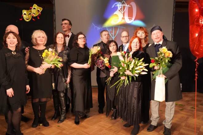 Vecpilsētas teātra trupa.