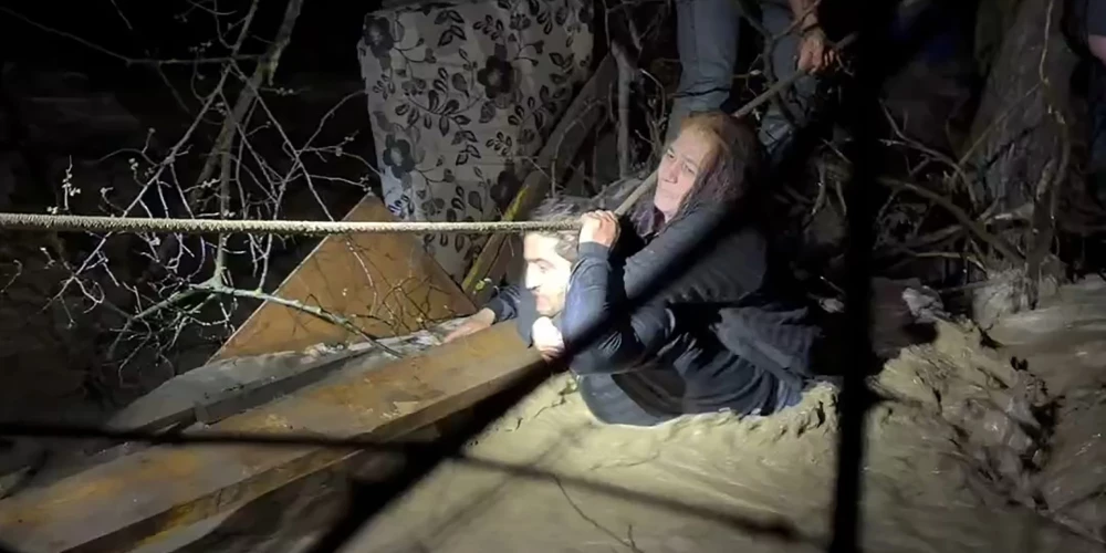 Notiek iedzīvotāju evakuācija.