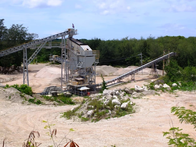 Причина разрушенной природы Науру — десятилетия интенсивной добычи фосфатов.