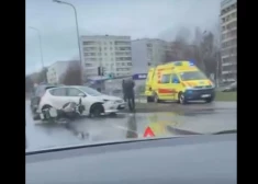 Smaga avārija Rīgā: saskrienas vieglais auto un motocikls