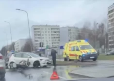 Smaga avārija Rīgā: saskrienas vieglais auto un motocikls