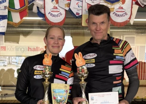 Dārta un Ansis Regžas starptautiskajā kērlinga turnīrā Rīgā ieņem trešo vietu.