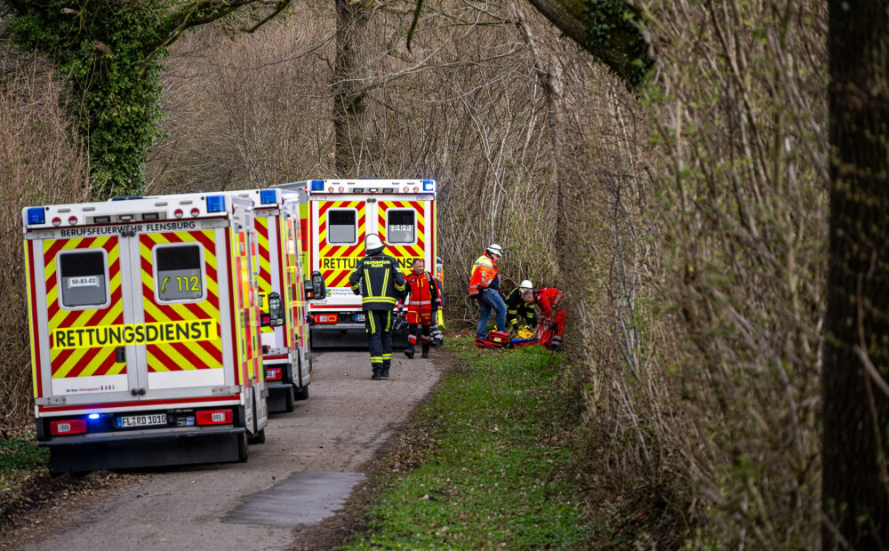 Vācijā, nogāžoties kokam, dzīvību zaudējuši trīs cilvēki, tai skaitā bērns