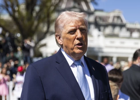 ASV prezidents Donalds Tramps devis Teherāna laiku līdz otrdienas vakaram atbrīvot Hormuza šaurumu.