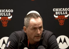 NBA vienība Čikāgas "Bulls" atlaidusi lietuvieti Artūru Karnišovu, kas ieņēma basketbola operāciju viceprezidenta amatu