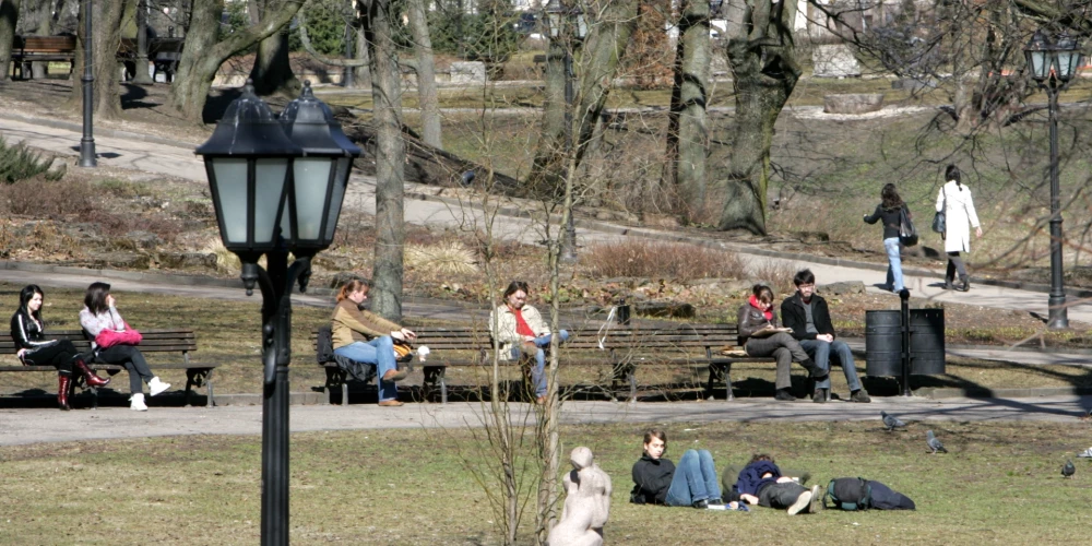 Cilvēki atpūšas Bastejkalnā.