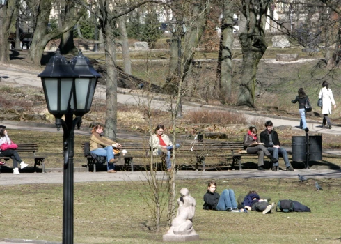 Cilvēki atpūšas Bastejkalnā.