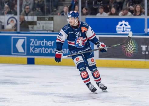 Rūdolfs Balcers demonstrē rezultatīvu hokeju izslēgšanas spēlēs.