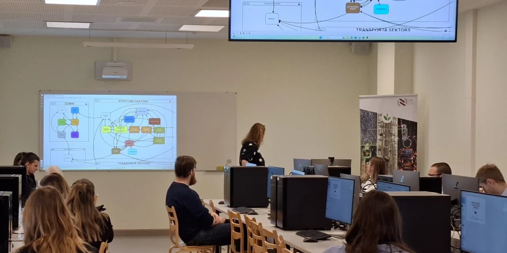 Ivars Ijabs, Eiropas Parlamenta Rūpniecības, pētniecības un enerģētikas komitejas (ITRE) loceklis uzsver zinātnes nozīmi lēmumu pieņemšanā: “Eiropas Zaļais kurss var kļūt par šķērsli izaugsmei, ja lēmumi tiks pieņemti, neieklausoties ekspertos. Tas attiecas gan uz ES, gan uz Latvijas politiku. Manuprāt, sistēmdinamika sniedz lieliskus instrumentus, lai mēs varētu modelēt nākotni, kur savu lomu spēlēs daudz atšķirīgi faktori – enerģijas cenas, budžeta iespējas un investīcijas jaunās, klimatam draudzīgās inovācijās.” (Foto: publicitātes)