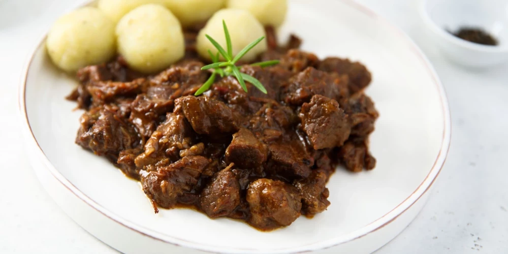 Mīksti marinēti brieža gaļas gabaliņi.