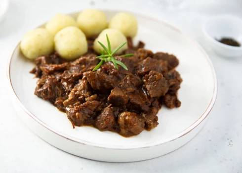 Mīksti marinēti brieža gaļas gabaliņi.