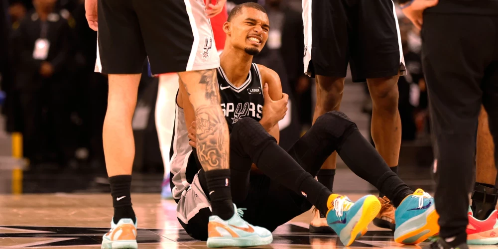 Viktors Vembanjama nepabeidza spēli. 