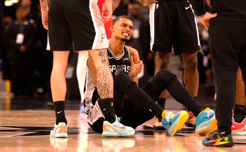 Viktors Vembanjama gūst traumu un nepabeidz spēli, Jokičam kārtējais 