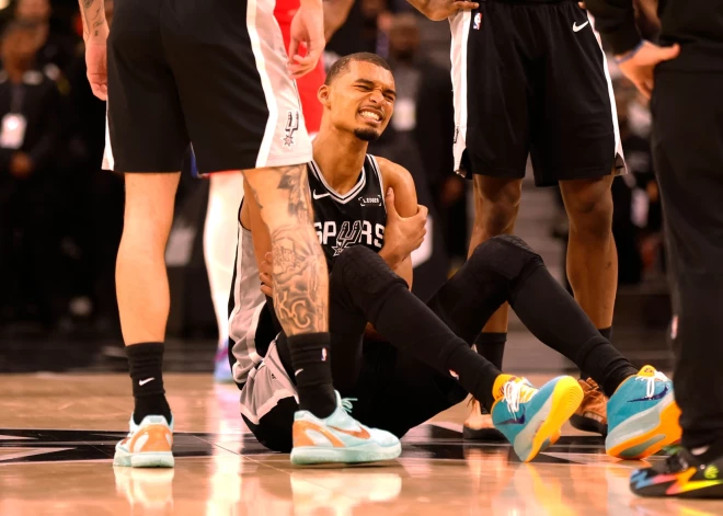 Viktors Vembanjama gūst traumu un nepabeidz spēli, Jokičam kārtējais "triple-double"