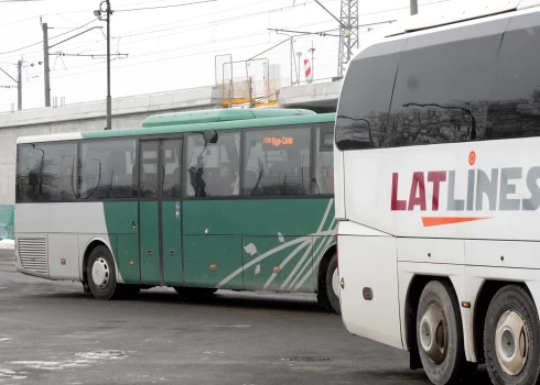 В регионах Латвии сокращают автобусные рейсы из-за нехватки пассажиров и высоких затрат.
