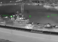 Ukraiņu dronu vienības uzspridzina okupantu fregati "Admiral Makarov", kas šāva uz Ukrainu "Kaļibr" raķetes