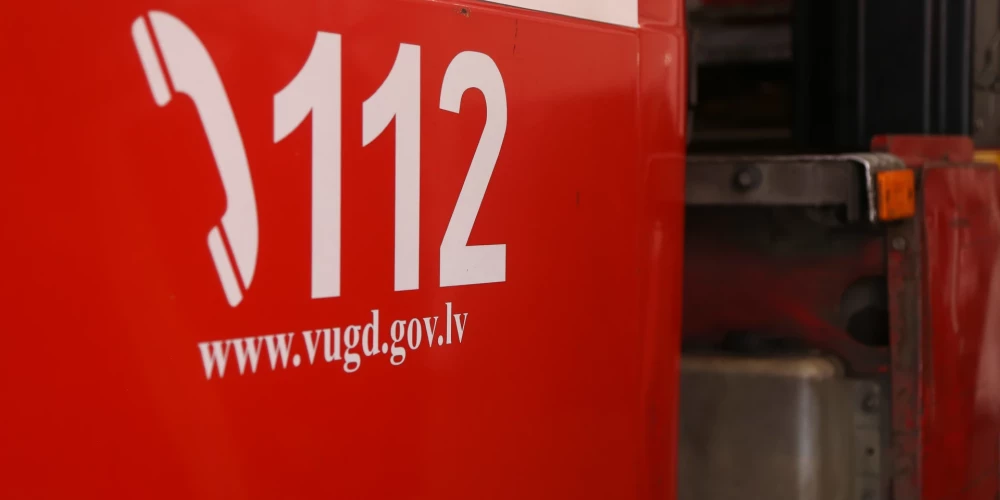 Kuldīgā no piedūmota dzīvokļa izglābj guļošu cilvēku.