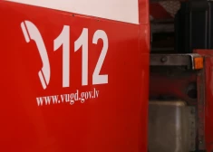 Kuldīgā no piedūmota dzīvokļa izglābj guļošu cilvēku