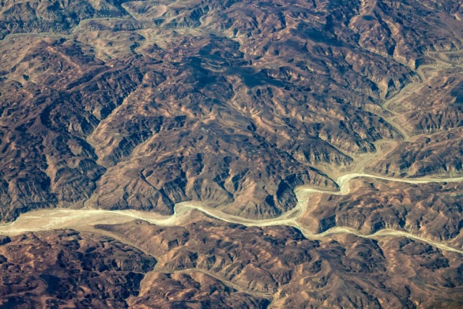 Вместо рек здесь есть вади — русла, которые большую часть времени остаются сухими и оживают только после дождей.