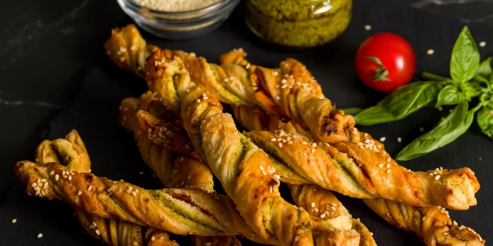 Kārtainās mīklas standziņas der arī kā uzkoda.