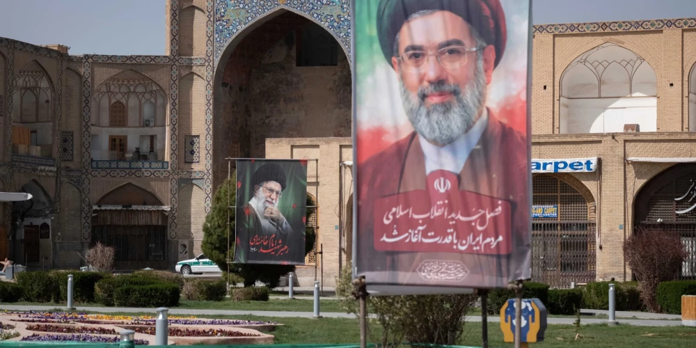 Моджтаба Хаменеи появляется на публике только в виде плакатов и картонных фигур.