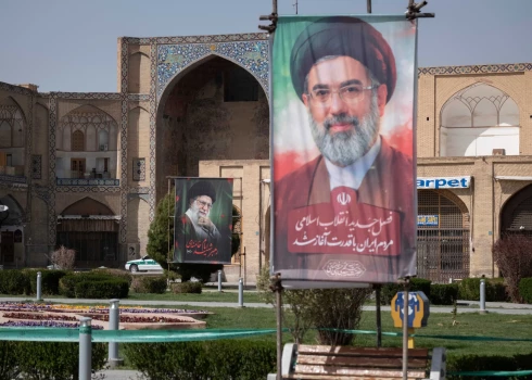 Моджтаба Хаменеи появляется на публике только в виде плакатов и картонных фигур.