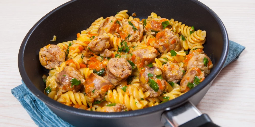 Pagatavot ēdienu pannā ir viegli, un tas ir gan gards, gan sātīgs. 