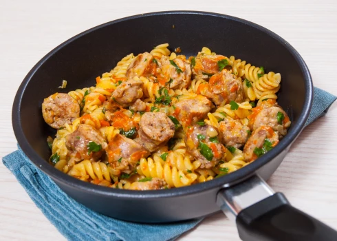 Pagatavot ēdienu pannā ir viegli, un tas ir gan gards, gan sātīgs. 