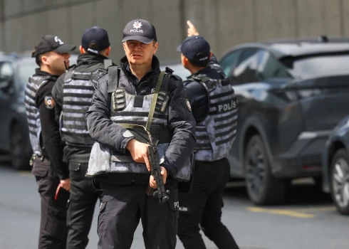 Izcēlusies apšaude starp uzbrucējiem un policiju.