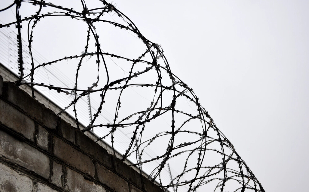 Vīrietim piespriež gadu cietumā par draudēšanu policijai ar gāzes ieroci un neesošu spridzekli