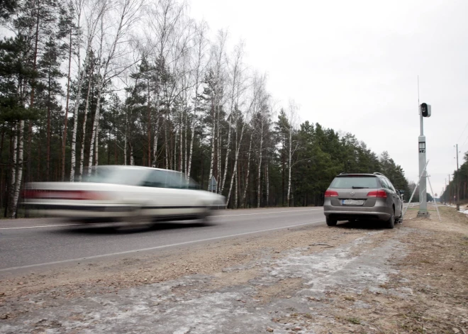 Лихачам объявлен бой: на важной автомагистрали в Латвии начинают контролировать среднюю скорость движения