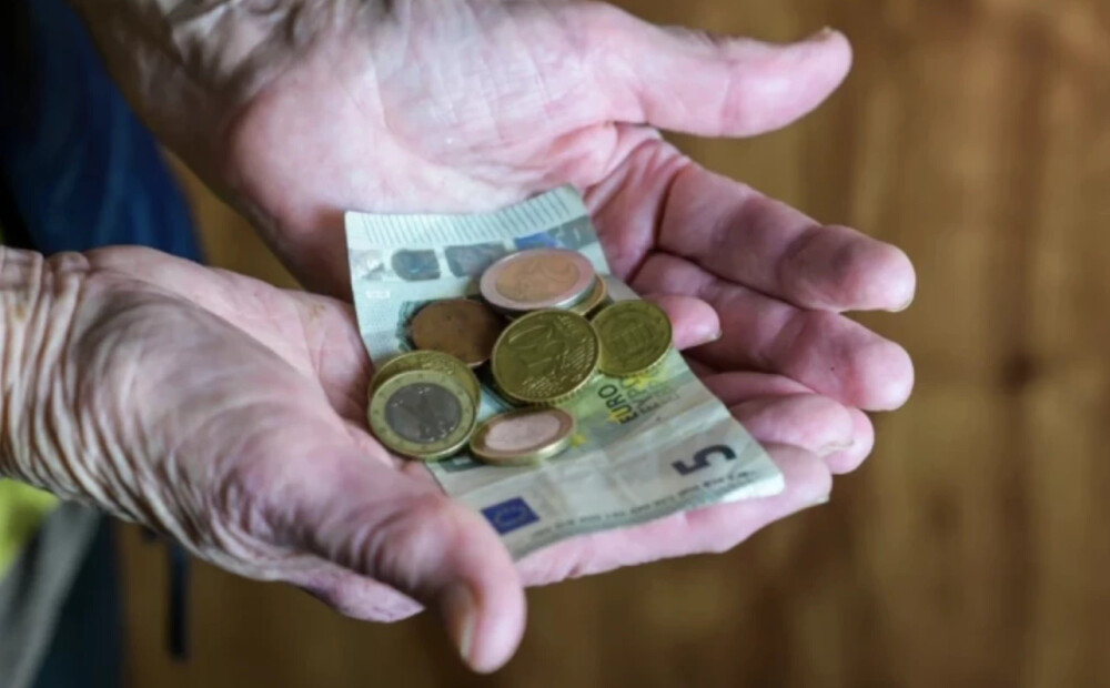 Latvijas iedzīvotāji neizpratnē - kāpēc pensija pēkšņi ir mazāka? Skaidro VSAA